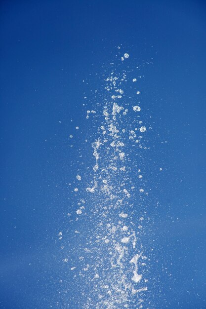 Photo water splashing from the fountain in the background of blue sky