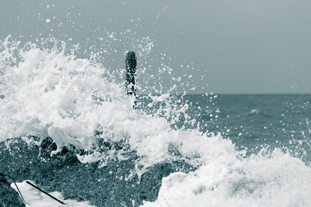 写真 空に照らして海に水が噴き出している ⁇