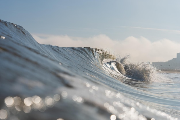 Фото Вода брызгает в море на небе