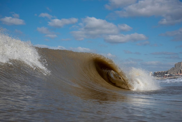 写真 空に向かって海に水が飛び散る