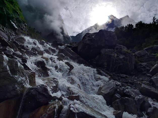 Фото Вода брызгает по скалам.