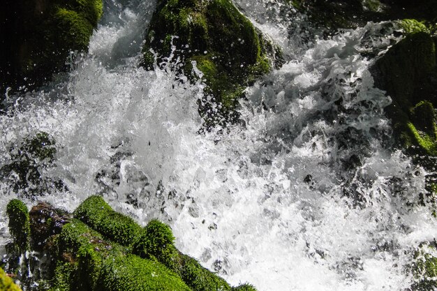 写真 岩に水が散らばっている