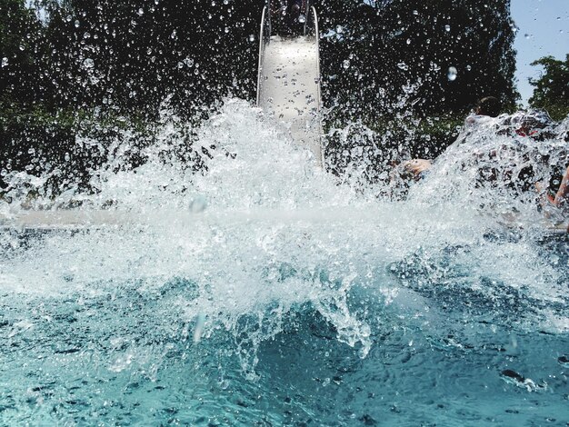 Foto spruzzi d'acqua in piscina