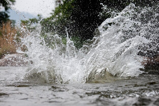 Foto acqua che spruzza sulle rocce