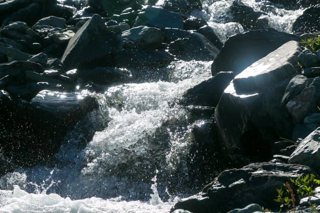 Foto acqua che spruzza sulle rocce