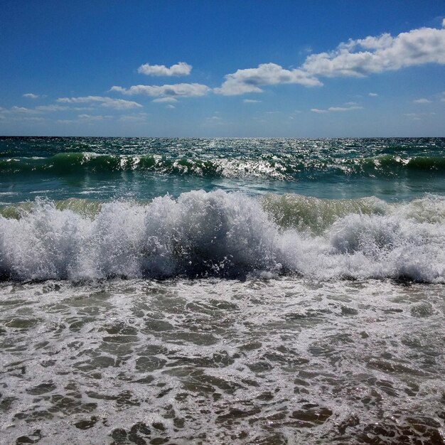 Foto l'acqua spruzza nel mare contro il cielo
