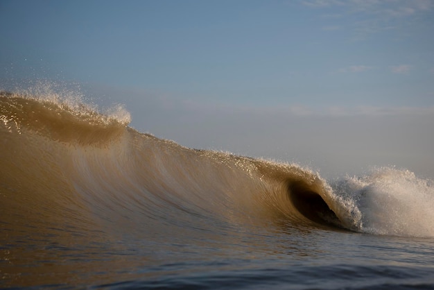 Вода брызгает в море на небе