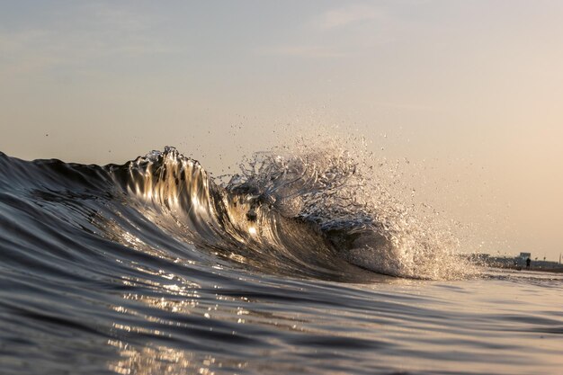 Foto l'acqua spruzza nel mare contro il cielo