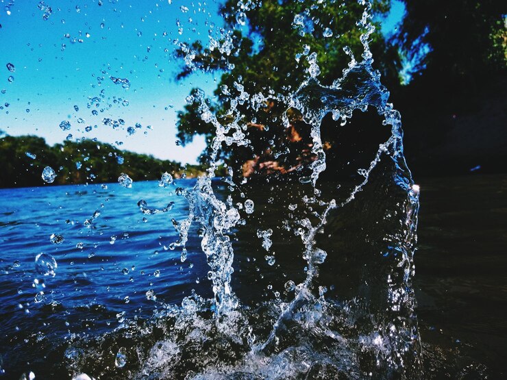 Photo water splashing in sea