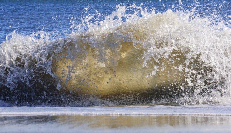 Фотография вода, брызгающая в море.