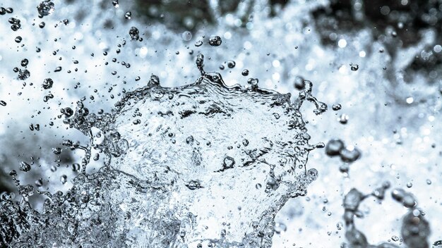 写真 水を噴き出してボトルから水を噴く