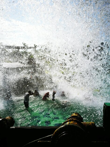 Photo water splashing in water