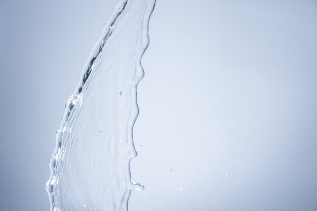 Acqua che spruzza su sfondo bianco