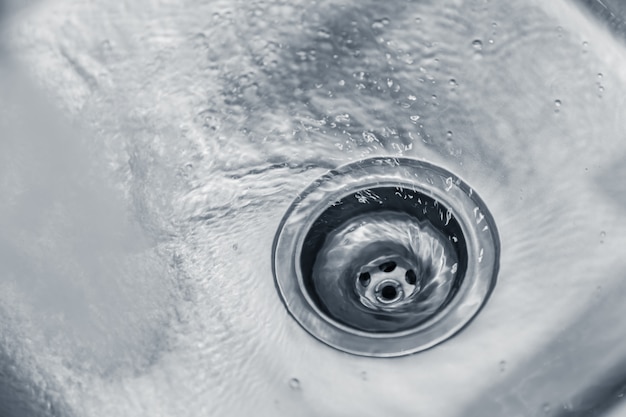 Foto water spoelen in keuken roestvrij stalen gootsteengat