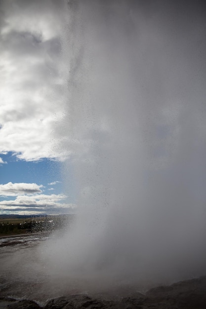 Foto acqua spruzzata dal geyser contro il cielo