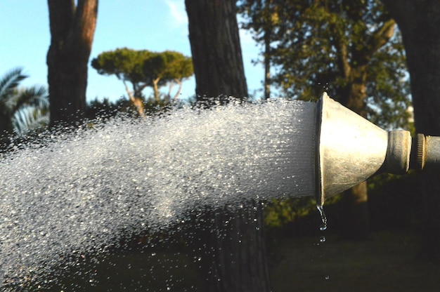 Foto spruzzatura d'acqua nel cortile