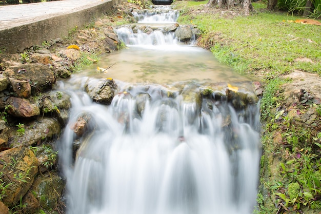 Water stroomt naar beneden