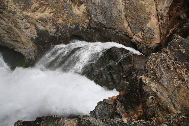 Water stroomt over rotsen en rotsen