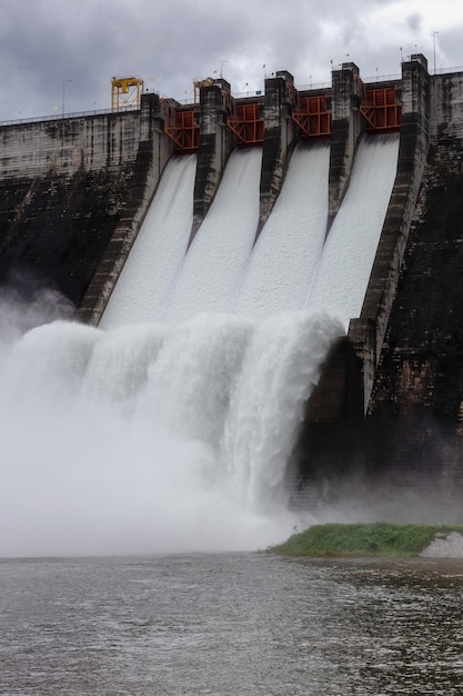 Water stroomt over sluizen van een dam in Khun Dan Prakan Chon