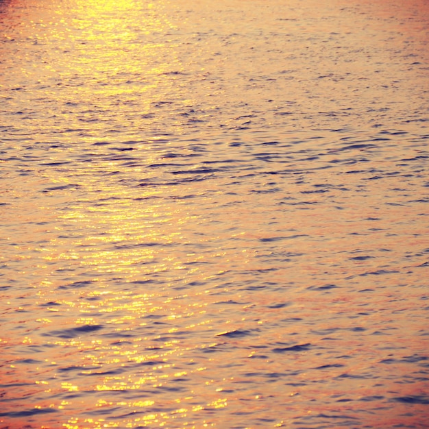古いレトロなヴィンテージスタイルの夕日の水
