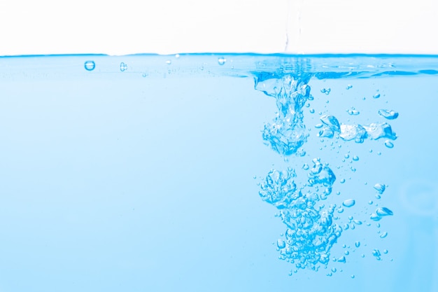 Поверхность воды и голубые пузырьки воды
