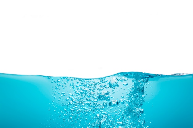 흰색 배경에 분리된 공기 방울이 있는 물 표면 색상 파란색.