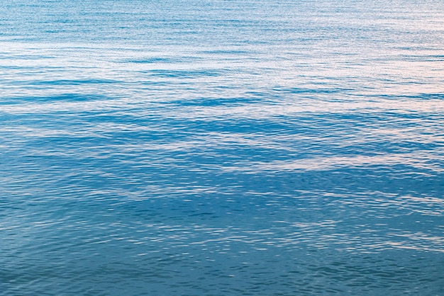 夕方に少し乱れた海の水面