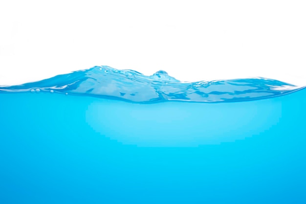 Foto superficie dell'acqua onda colore blu con bolle isolate su sfondo bianco