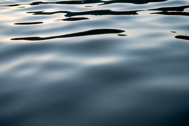 Foto l'onda della superficie dell'acqua si sente morbida per lo sfondo della natura e il design copia spazio.