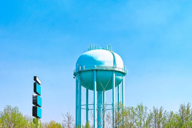 米国メリーランド州の道路における水タンクの貯蔵。