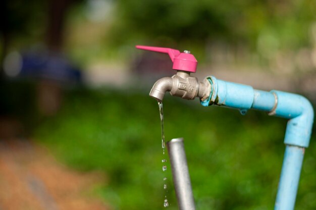 Foto il rubinetto dell'acqua nel cortile sul retro