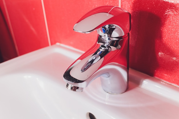 Foto rubinetto di acqua in dettaglio con calcare vicino bagno sporco rubinetto calcificato.