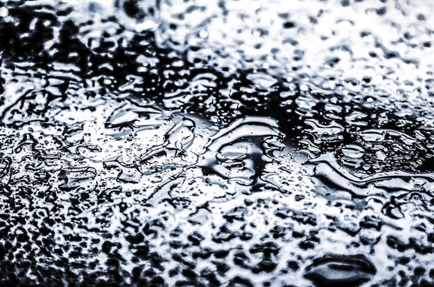 水テクスチャの抽象的な背景アクアは、環境ブランド デザインの科学マクロ要素雨天と自然表面アートの背景としてシルバー ガラスにドロップします。