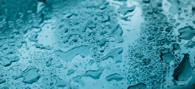 水のテクスチャの抽象的な背景アクアは、環境ブランド デザインの科学マクロ要素雨天と自然表面アートの背景として青緑色のガラスにドロップします。