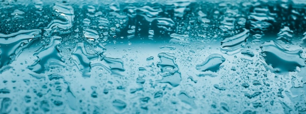 물 질감 추상적 인 배경 아쿠아는 과학 매크로 요소 비오는 날씨와 환경 브랜드 디자인을 위한 자연 표면 예술 배경으로 청록색 유리에 떨어집니다.