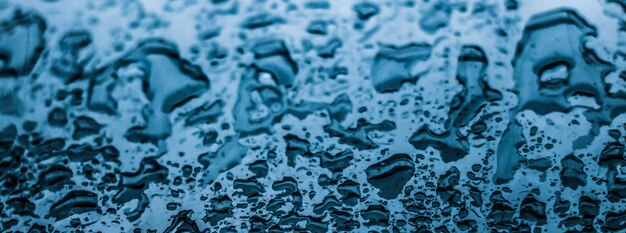 Water textuur abstracte achtergrond aqua druppels op blauw glas als wetenschap macro element regenachtig weer en natuur oppervlakte kunst achtergrond voor milieu merk design