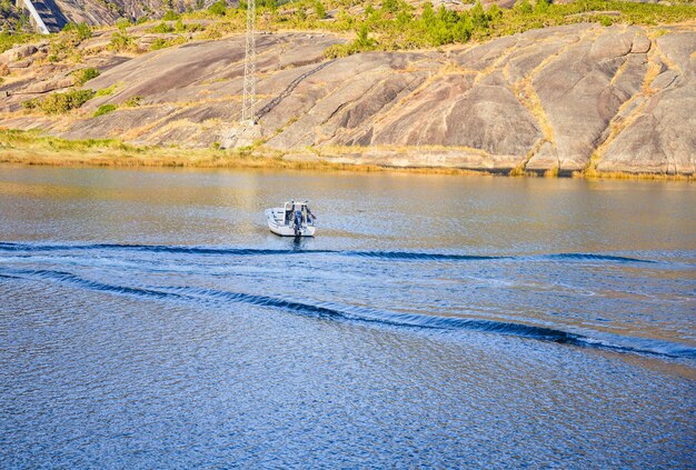 写真 通り過ぎる船が残した水路