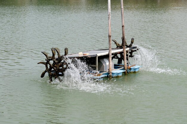 公共の公園で汚れた池の水車バンコク タイ アジア