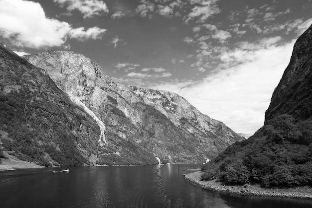 Water tussen bergkliffen met schepen of toeristische boten Rivierlagune en hoge stenige bergen adembenemende natuurattractie Homerswag Scandinavisch avontuur Cruise rond scandinavische schoonheid