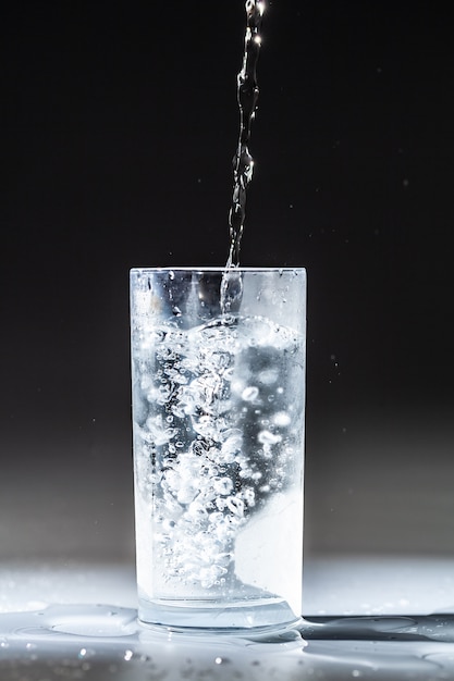 water uit de fles op tafel gieten