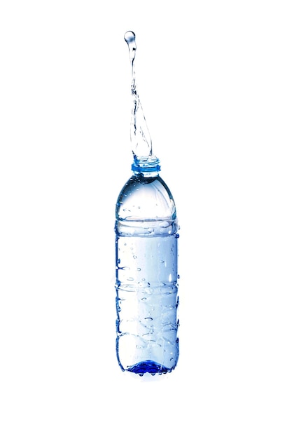 Water uit een plastic fles.