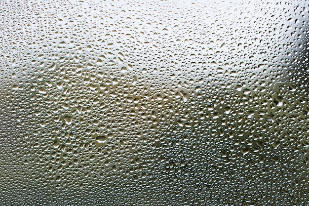 窓の冷たいガラスの水蒸気。