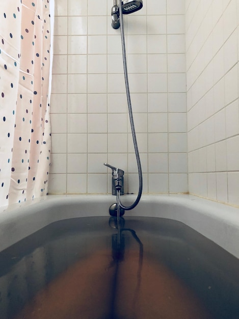 Water vullen in badkuip in badkamer