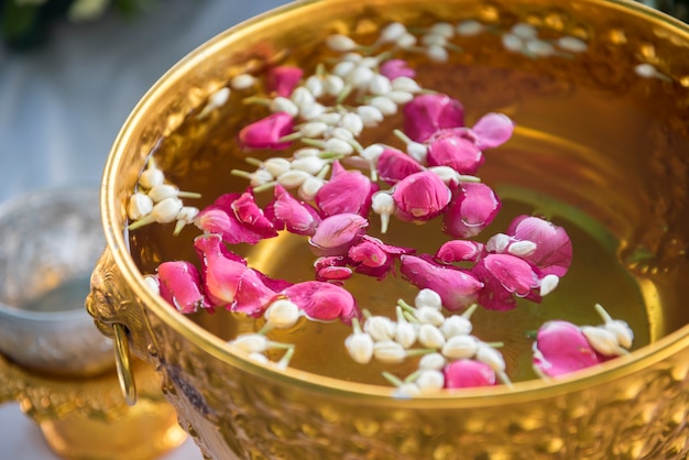 Вода в водолазе с красочным пьедесталом цветов для фестиваля Сонгкран Таиланд