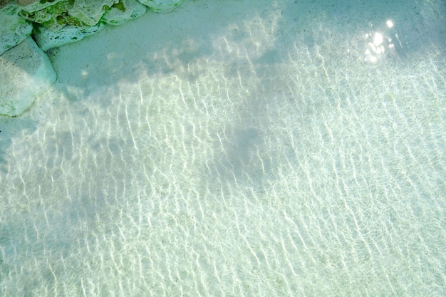 Foto onda di acqua con riflessi di luce in piscina