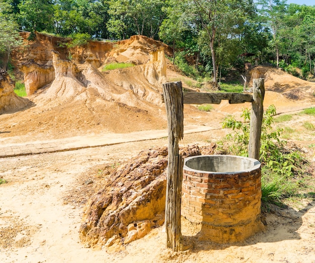 Pozzo d'acqua oasi nella terra asciutta del deserto