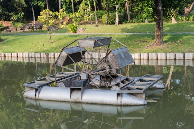 公園の運河に浮かぶ水車