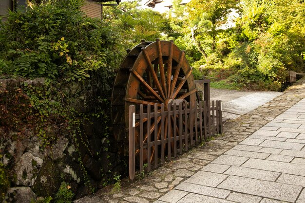 Photo water wheel and streets and traditional japanese houses at magome juku town along the nakasendo trai