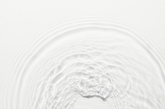 水の表面は白い 抽象的な背景 波と波紋 泡のある化品のアクア保湿クリームの質感