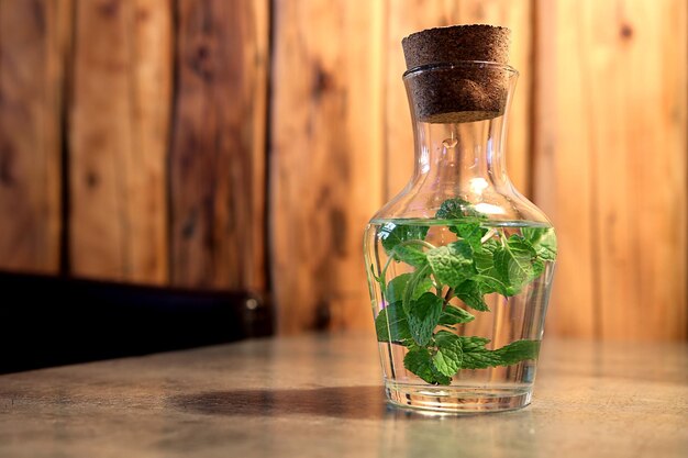 Foto acqua con menta in una brocca di vetro sul tavolo